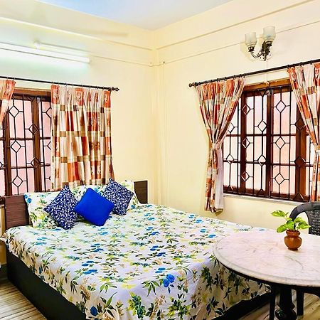 Spacious Apt With Antique Furniture ,Ac & Kitchen Calcutta Exterior foto
