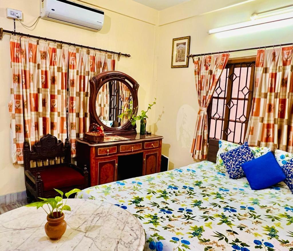 Spacious Apt With Antique Furniture ,Ac & Kitchen Calcutta Exterior foto