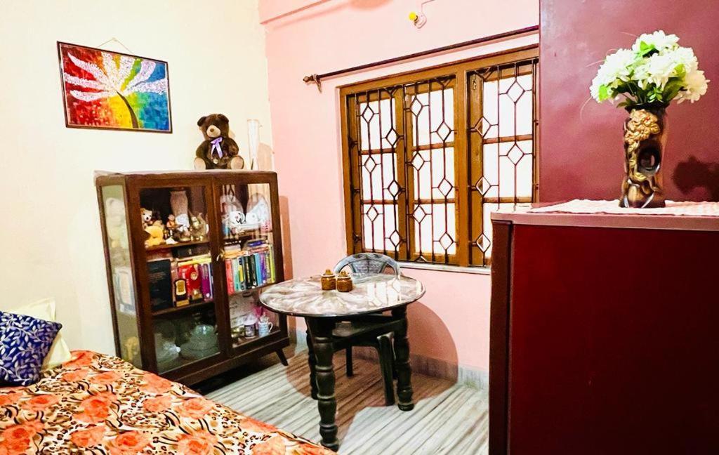Spacious Apt With Antique Furniture ,Ac & Kitchen Calcutta Exterior foto