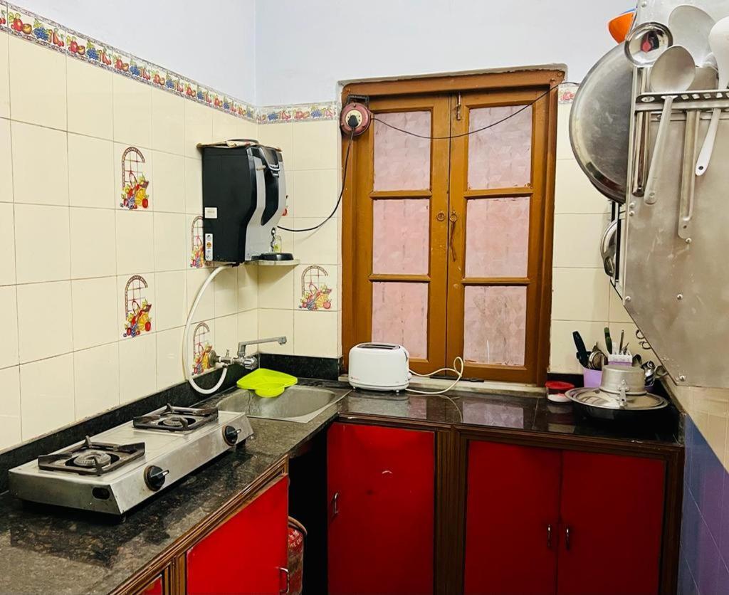 Spacious Apt With Antique Furniture ,Ac & Kitchen Calcutta Exterior foto